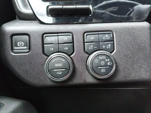 Used 2025 Chevrolet Silverado 1500 High Country AWD/4WD image 9