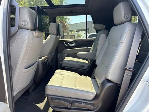 Used 2021 Chevrolet Tahoe Z71 w/ Luxury Package AWD/4WD image 8