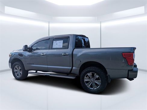 Used 2017 Nissan Titan SV image 4