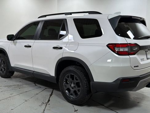 Used 2025 Honda Pilot TrailSport image 7