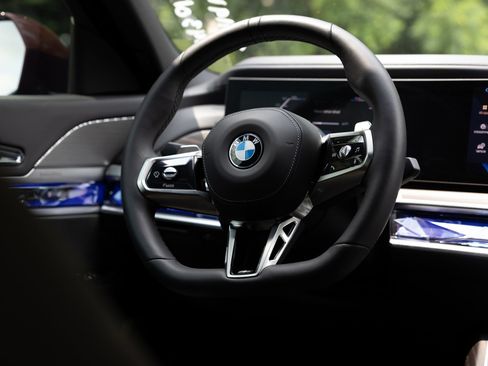 Used 2025 BMW 760i xDrive w/ Executive Package AWD/4WD image 10