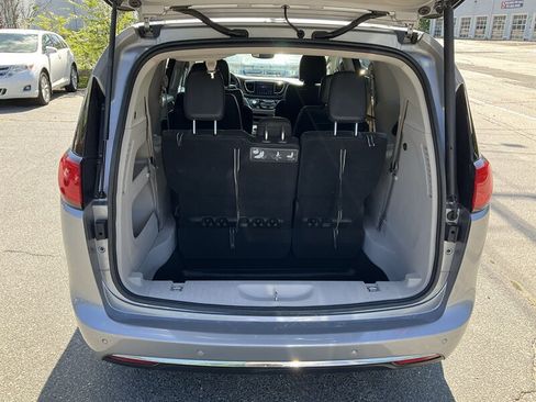 Used 2017 Chrysler Pacifica Touring-L FWD image 12
