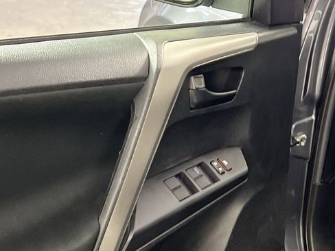 Used 2018 Toyota RAV4 LE image 14