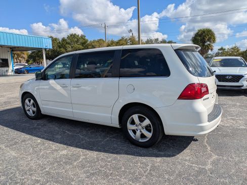 Used 2010 Volkswagen Routan SEL image 6