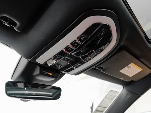 Used 2023 Porsche Macan AWD/4WD image 33