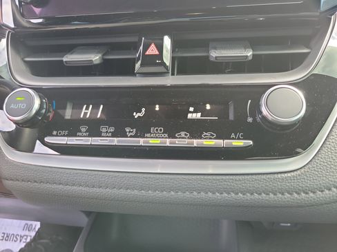 Used 2025 Toyota Corolla SE image 27