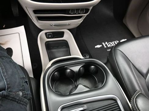 Used 2023 Chrysler Pacifica Touring-L FWD image 11