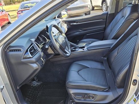 Used 2023 Toyota Camry SE image 5