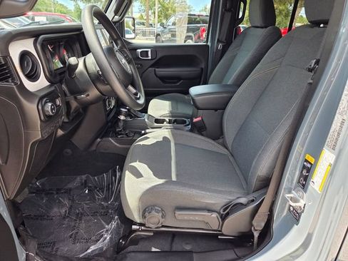 Used 2024 Jeep Gladiator Sport AWD/4WD image 5