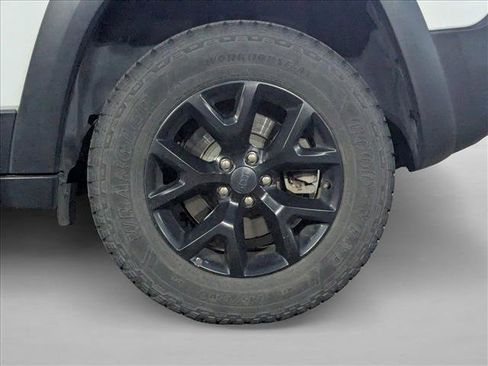 Used 2017 Jeep Cherokee Trailhawk w/ Cold Weather Group image 9