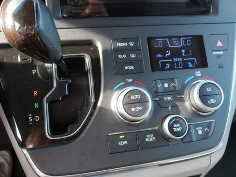 Used 2015 Toyota Sienna XLE Premium image 17