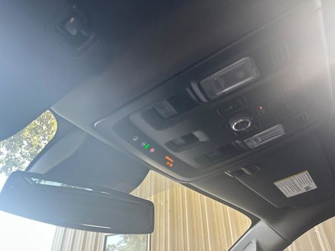 Used 2023 GMC Yukon SLT w/ SLT Premium Package image 15