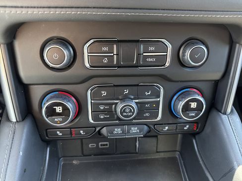 Used 2024 Chevrolet Suburban LT w/ Luxury Package AWD/4WD image 19