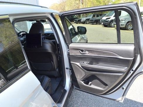 Used 2023 Jeep Grand Cherokee L Limited w/ Rear Seat Video Group I AWD/4WD image 32