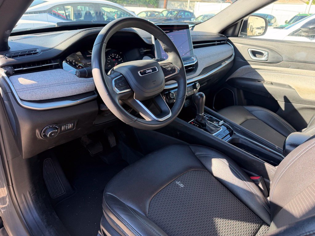 Used 2024 Jeep Compass Latitude AWD/4WD image 3