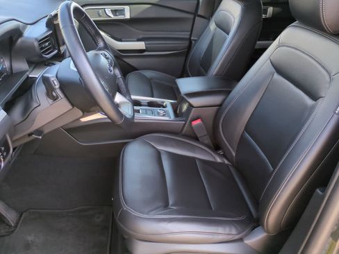 Used 2023 Ford Explorer XLT w/ Equipment Group 202A AWD/4WD image 16