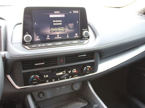 Used 2024 Nissan Rogue SV image 6