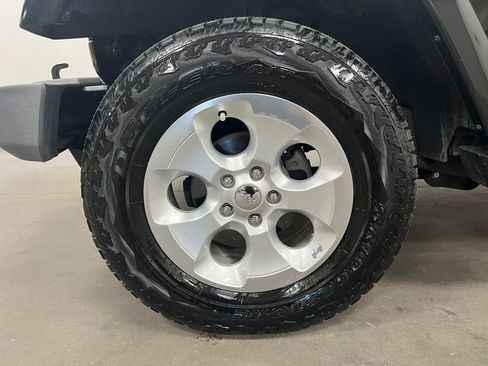 Used 2015 Jeep Wrangler Unlimited Sahara w/ Connectivity Group image 12