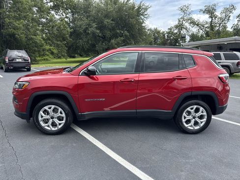 Used 2025 Jeep Compass Latitude AWD/4WD image 8