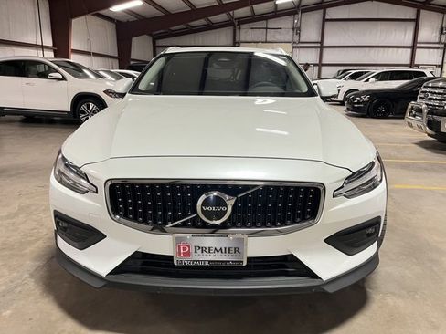 Used 2024 Volvo V60 B5 Cross Country Plus image 8