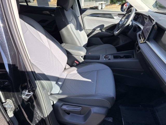 Used 2025 Volkswagen Tiguan SE AWD/4WD image 9