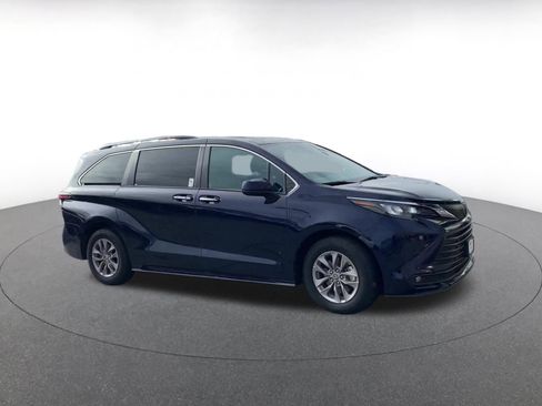 Used 2025 Toyota Sienna XLE image 2