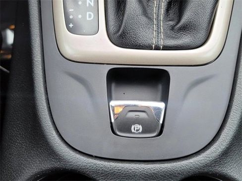 Used 2017 Jeep Cherokee Latitude w/ Comfort & Sound Group image 24