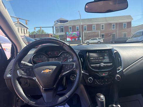 Used 2017 Chevrolet Cruze Premier FWD image 13