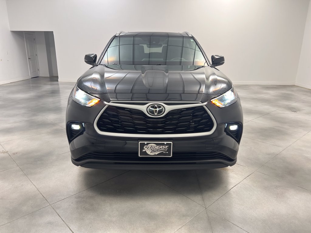 Used 2025 Toyota Highlander XLE FWD image 3