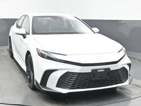 Used 2025 Toyota Camry SE FWD image 2