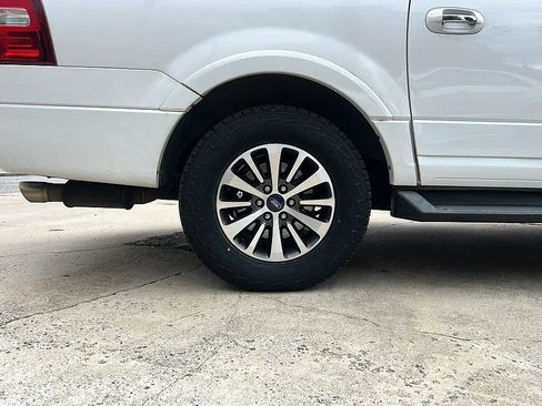 Used 2017 Ford Expedition EL XLT w/ Equipment Group 202A RWD image 23