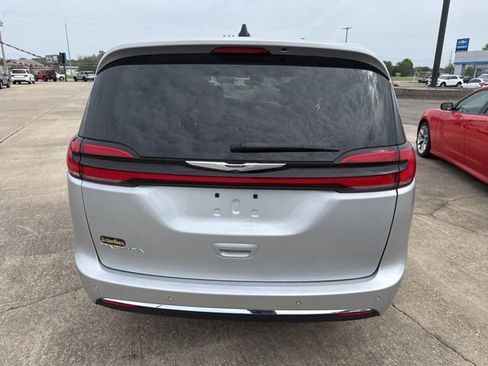 Used 2023 Chrysler Pacifica Touring-L image 9
