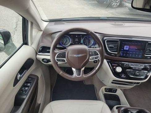 Used 2017 Chrysler Pacifica Touring-L Plus w/ Advanced Safetytec Group FWD image 9