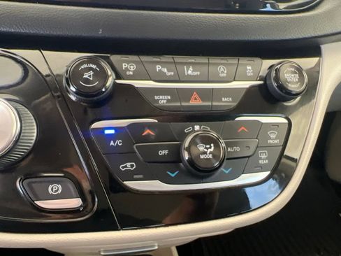 Used 2017 Chrysler Pacifica Touring-L Plus w/ Advanced Safetytec Group FWD image 49
