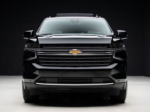 Used 2024 Chevrolet Suburban LT w/ Luxury Package RWD image 8
