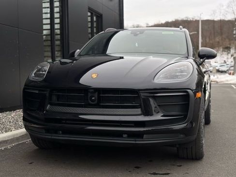 Used 2023 Porsche Macan image 2