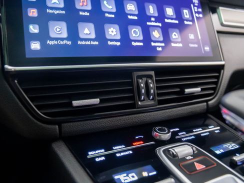 Used 2022 Porsche Cayenne Platinum Edition image 25