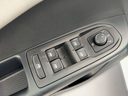 New 2026 Volkswagen Taos SE image 13