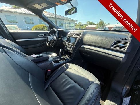 Used 2017 Ford Explorer XLT w/ Equipment Group 202A AWD/4WD image 45