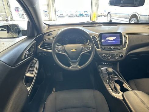 Used 2022 Chevrolet Malibu LT FWD image 2
