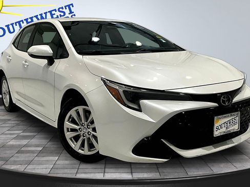 Used 2024 Toyota Corolla SE FWD image 3
