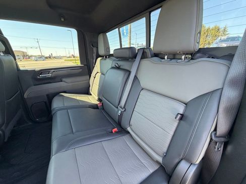 Used 2024 Chevrolet Silverado 2500 ZR2 w/ Technology Package image 8