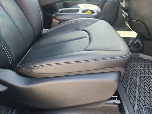 Used 2025 Chrysler Voyager LX FWD image 35