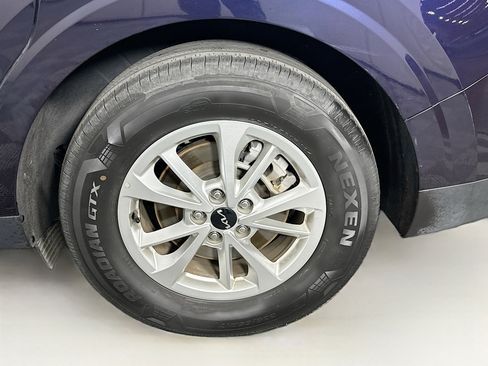 Used 2024 Kia Carnival LX image 11