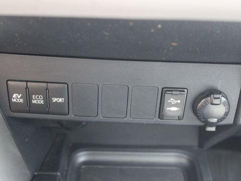 Used 2018 Toyota RAV4 XLE AWD/4WD image 43