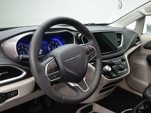 Used 2022 Chrysler Pacifica Touring-L image 15