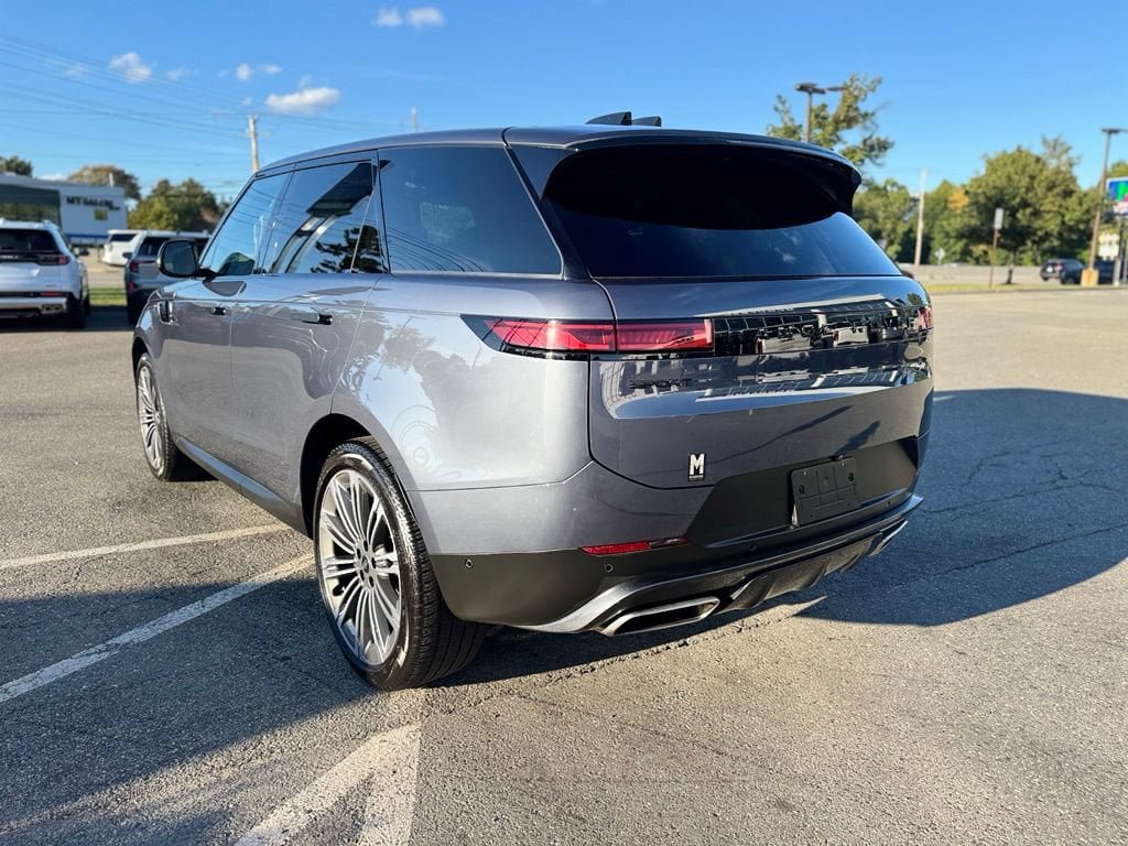 Used 2024 Land Rover Range Rover Sport SE AWD/4WD image 4