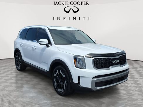 Used 2023 Kia Telluride EX w/ EX Captain's Chair Package FWD image 3