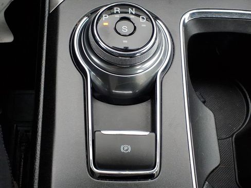 Used 2017 Ford Fusion SE w/ Fusion SE Technology Package image 16