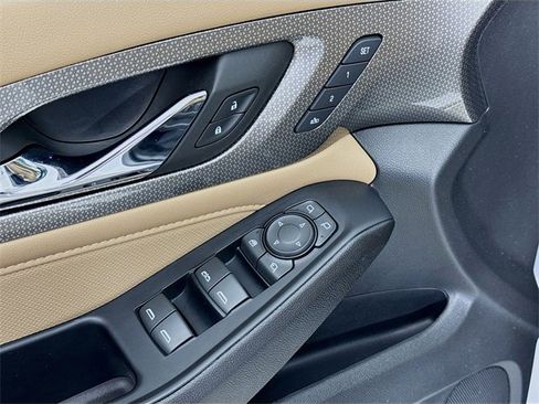 Used 2023 Chevrolet Traverse Premier image 20